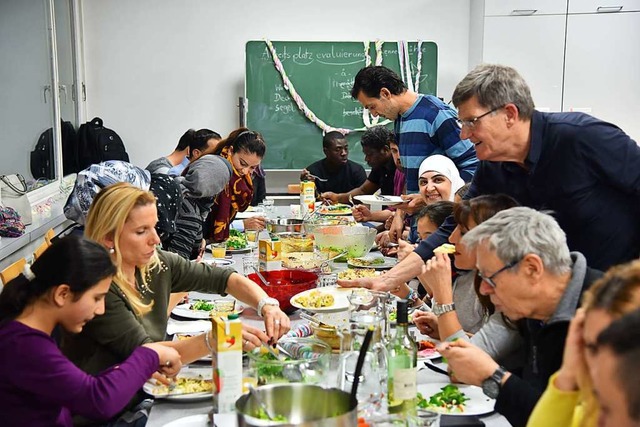 Essen verbindet: ber gemeinsame Kocha...he und Neubrger nher, wie hier 2018.  | Foto: Martin Eckert