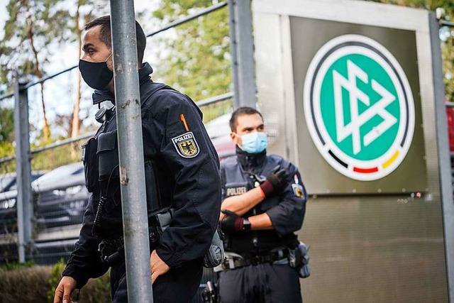 Polizeibeamte am Mittwochmorgen vor der DFB-Zentrale in Frankfurt am Main.  | Foto: Frank Rumpenhorst (dpa)