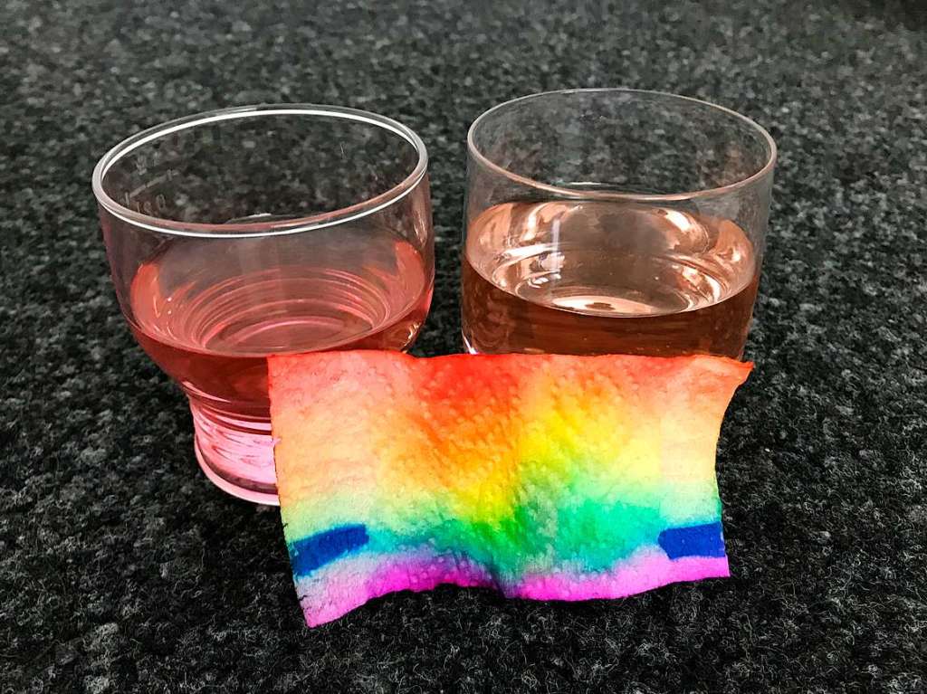 Warum der Regenbogen entsteht: Die Farbe des Filzstiftes lst sich im Wasser auf. Deshalb frbt sich auch das Wasser in den Glsern. Das Kchenpapier besteht aus Fasern. Zwischen diesen Fasern sind Hohlrume, auch Kapillare genannt.