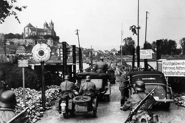 Am 30. Juni 1940 kehrte Hitler aus dem...tonbrcke ber den Rhein bei Breisach.  | Foto: akg