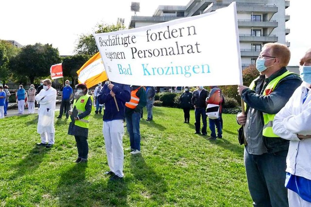 Rund 50 Mitarbeiter demonstrierten am ...HZ fr eine eigene Personalvertretung.  | Foto: Frank Schoch