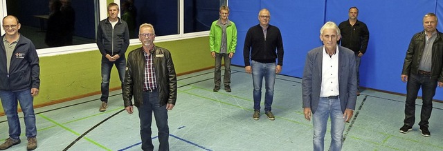 Josef Volk (links) und Karl-Heinz Schi... mit einigen der geehrten Blutspender   | Foto: Roland Gutjahr