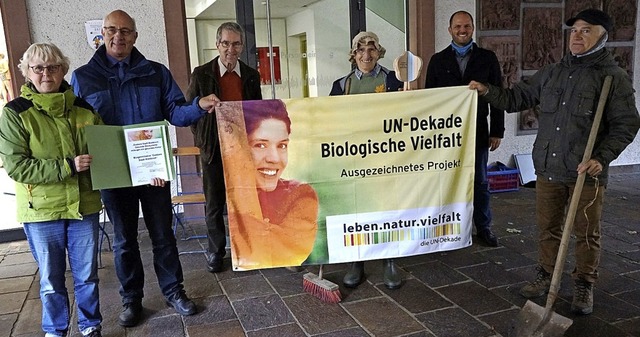 Mitglieder und Frderer der BI Essbare...g der UN-Dekade Biologische Vielfalt.   | Foto: Privat