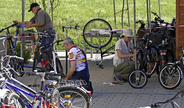 Die Ehrenamtlichen in der Fahrradwerks...ch reparaturbedrftiger Fahrrder an.   | Foto: Anna Uhlmann