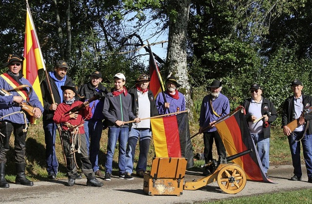 Die Klettgau Kanoniere mit Gastgeber H...(Dritter von rechts) vor dem Bllern.   | Foto: Peter Schtz