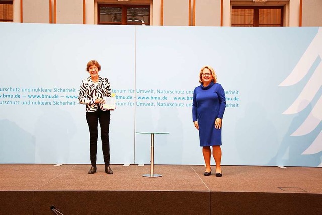 Mit Corona-Abstand: Die Freiburger Umw... Bundesumweltministerin Svenja Schulze  | Foto: IPR