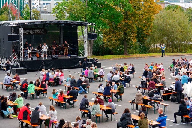 Rund 300 Zuhrer lieen sich zum Open-Air-Konzert mit den Dorfrockern locken.  | Foto: Heidi Ast