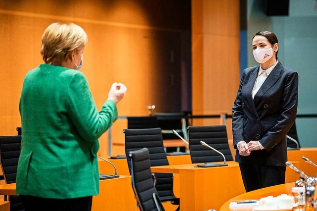 Swetlana Tichanowskaja, Oppositionelle...im Treffen mit Kanzlerin Angela Merkel  | Foto: Jesco Denzel (dpa)