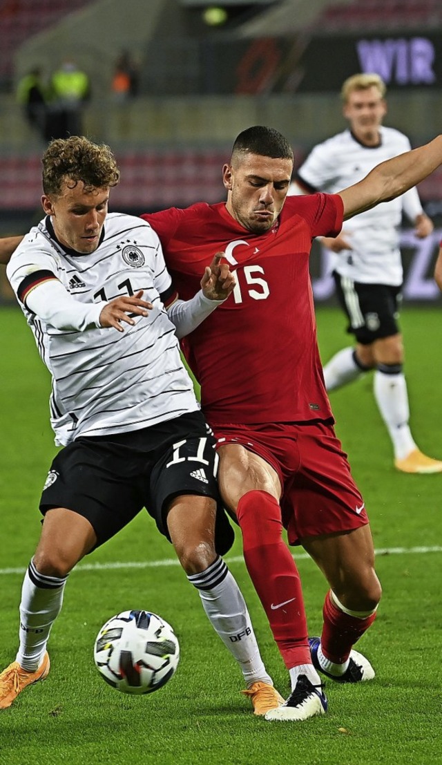 Luca Waldschmidt (links) schirmt gegen Merih Demiral den Ball ab.  | Foto: Federico Gambarini (dpa)