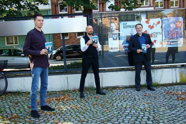 Maximilian Schleyer, Edgar Common und ...s) mit der Kulturbroprogrammbroschre  | Foto: Susanne Ramm-Weber