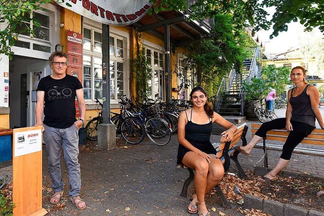 Uwe Honecker, Sophie Schewe und Eva Geppert von Medinetz am Grether-Gelnde  | Foto: Thomas Kunz