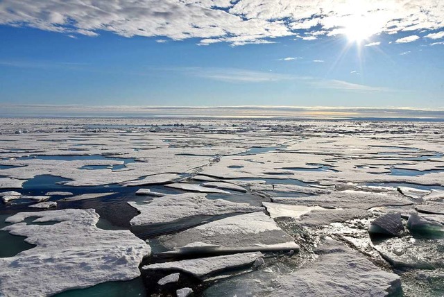 Auf dem Arktischen Ozean am Nordpol sc...schmilzt und der Meeresspiegel steigt.  | Foto: Ulf Mauder (dpa)