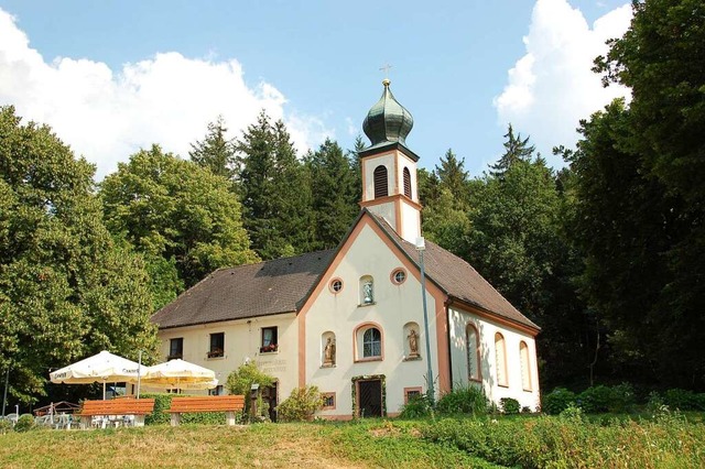Die Giersbergkapelle bei Kirchzarten u...daneben die Pilgerstube samt Terrasse.  | Foto: Karlheinz Scherfling