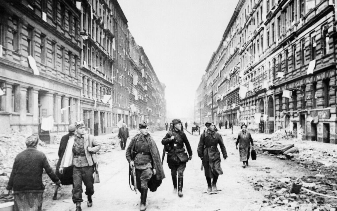 Soldaten der Roten Armee im Mai 1945 i...Berlin, von wo Herbert Leser flüchtete  | Foto: akg-images