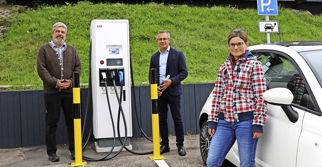 Gerne kam Brgermeister Michal Scharf ...fgestellt Stromtankstelle zu erffnen.  | Foto: Gudrun Deinzer