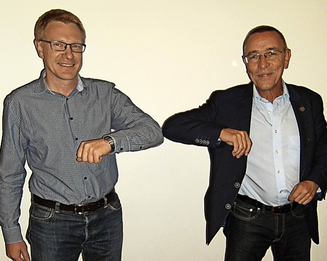 Brgermeister Kima (rechts) verabschiedete Erich Pauls aus dem Rat.  | Foto: Ernst Brugger