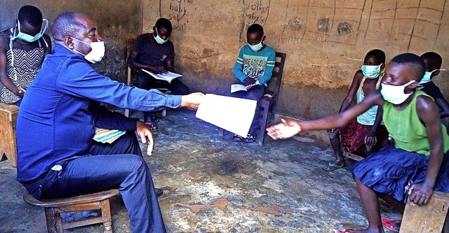 <BZ-FotoAnlauf>Rainbow House Uganda:</...m mobilen Klassenzimmer unterrichtet.   | Foto: RHU