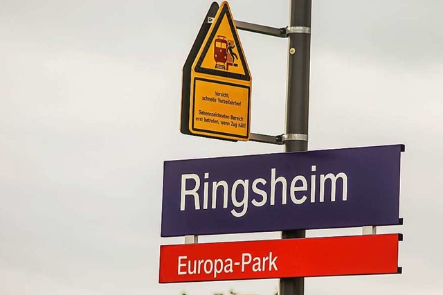 Noch ist der Europa-Park am Bahnsteig ...2;Ringsheim/Europa-Park&#8220; heien.  | Foto: Sandra Decoux-Kone