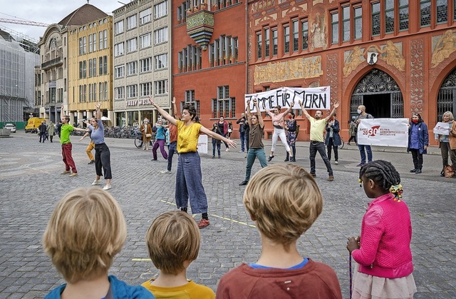Die Einreichung der Initiative unter d...ion  vor dem Basler Rathaus verbunden.  | Foto: Christian Jaeggi