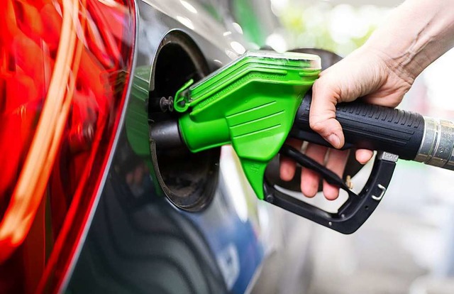 Um 7 Cent je Liter wird sich Benzin du... CO2-Preis im nchsten Jahr verteuern.  | Foto: Sven Hoppe (dpa)
