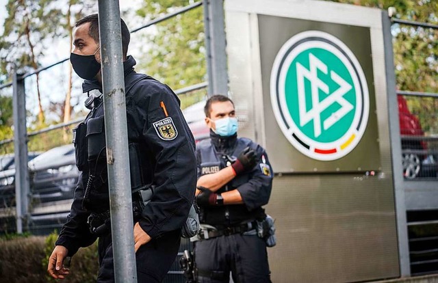Polizisten vor der DFB-Zentrale in Frankfurt  | Foto: Frank Rumpenhorst (dpa)