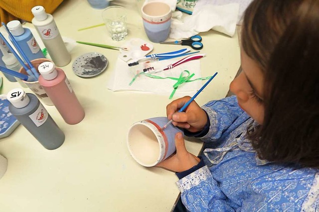 Beim Gestalten von Keramik-Unikaten vergessen Jung und auch Alt die Zeit.  | Foto: Beatrice Ehrlich
