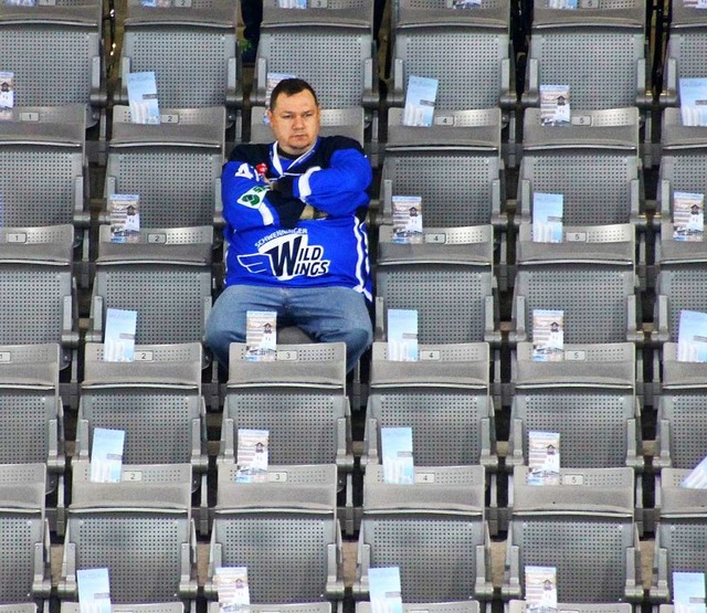 Eishockey in einer Arena fast ohne Fan...eine Aufstockung der Zuschauerzahlen.   | Foto: Heinz Wittmann