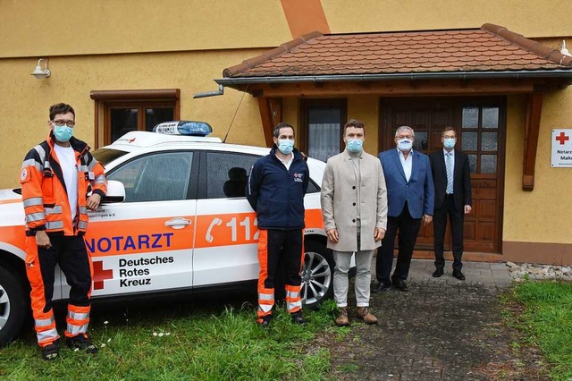 Gruppenbild mit Auto: Notarzt Jan Krau...tandort in Malterdinger Gewerbegebiet.  | Foto: Benedikt Sommer