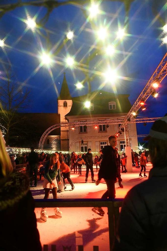 Die Eisbahn auf dem Markgrfler Platz ...wickelt. In diesem Jahr fllt sie aus.  | Foto: Volker Mnch