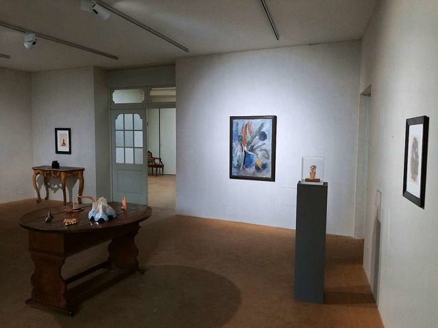 Blick in die Galerie mit dem lgemlde...&#8220; von 1954 sowie Kleinskulpturen  | Foto: Michaeel Baas