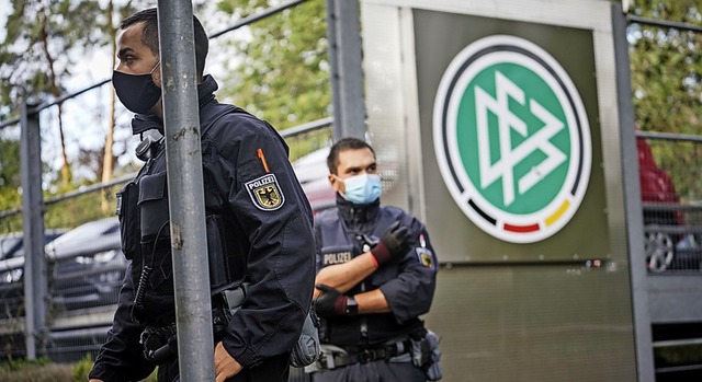 Polizisten vor der DFB-Zentrale in Frankfurt   | Foto: Frank Rumpenhorst (dpa)