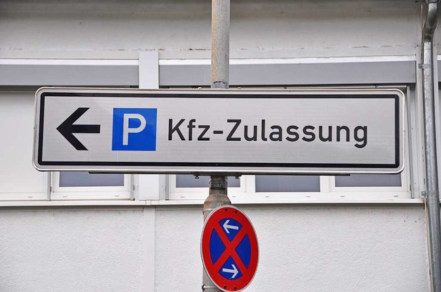 Die Kfz-Zulassung im Kreis Lrrach ste...m Vorwurf, es wrden Dumchen gedreht.  | Foto: Daniel Gramespacher