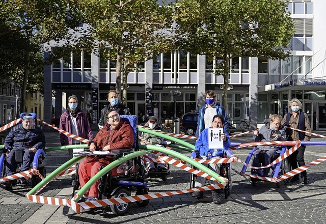 Die Rollsthle  sind  mit  Schwimmnude...tand von 1,5 Metern zu verdeutlichen.   | Foto: Ansgar Taschinski