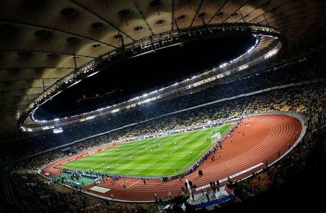 Trotz steigender Infektionszahlen drf...n das 70000 Besucher fassende Stadion.  | Foto: Sergey Dolzhenko
