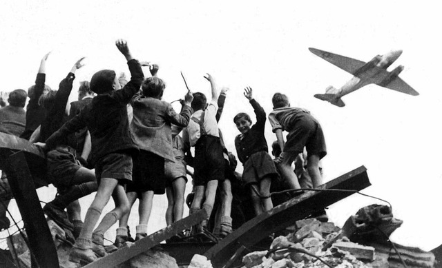 Bei der Luftbrcke 1947 versorgten US-... mit dabei war Gail Halvorsen (links).  | Foto: - (dpa)