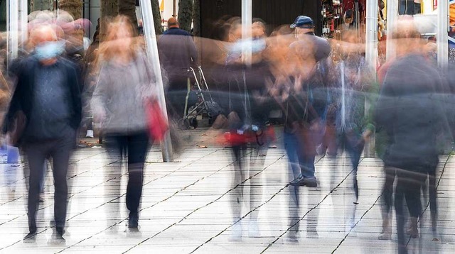 Maske oder nicht Maske &#8211; die Frage entzweit die Gesellschaft.  | Foto: Sebastian Gollnow (dpa)