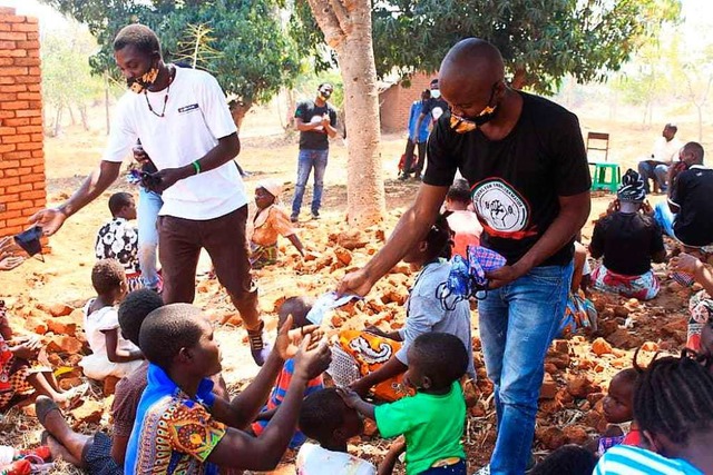 Mit 200 Euro aus Deutschland konnten in Malawi 600 Mundschutze verteilt werden.  | Foto: Tukolere Wamu