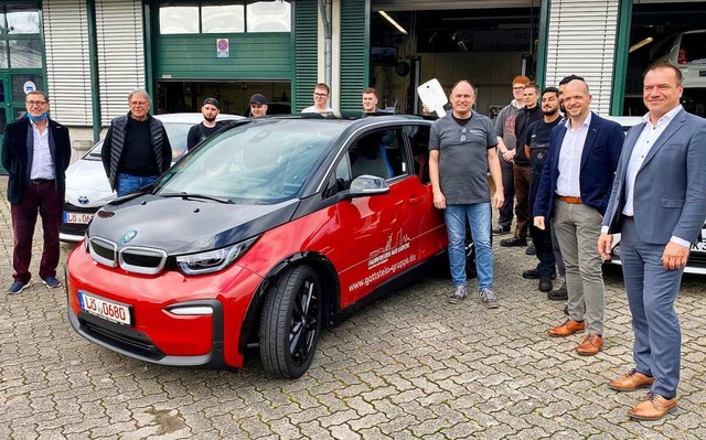 Froh ber den neuen Ausbildungs-BMW si...usbildern, Autohaus Gottstein und BMW.  | Foto: Hans-Jrgen Hege