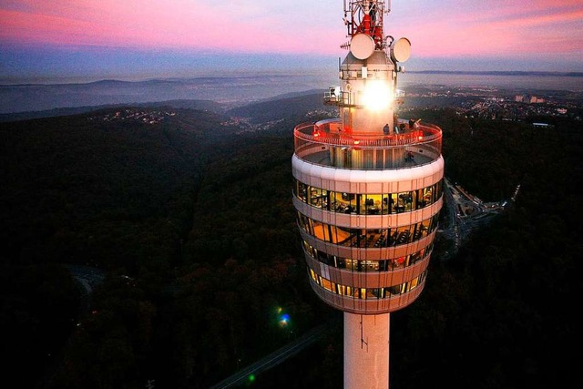 Der Stuttgarter Fernsehturm thront be... Corona-Statistiken berschritten hat.  | Foto: DB Achim Mende