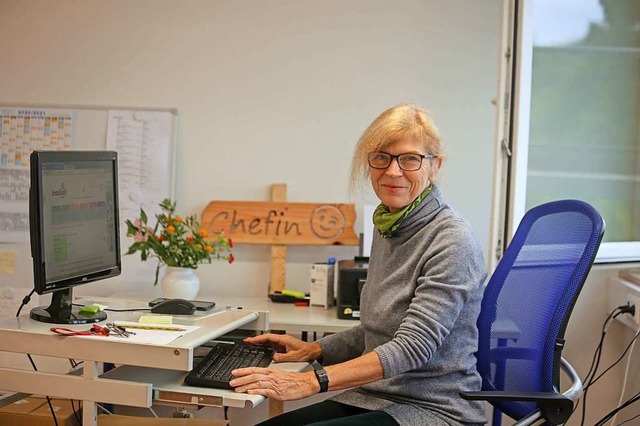 Noch fehlt es im Bro von Eva Bhker a...tafel (im Hintergrund) schon zu lesen.  | Foto: Sandra Decoux-Kone