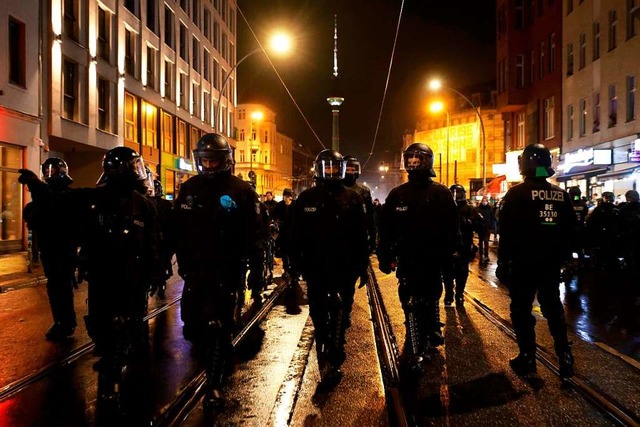 Polizeieinsatz in Berlin nach der Rum...setzten Hauses in der Liebigstrae 34.  | Foto: ODD ANDERSEN (AFP)