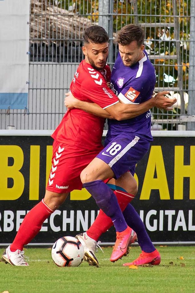 Tnzchen um den Ball: FVLB-Innenvertei...tinger Torschtzen Niklas Hecht-Zirpel  | Foto: Ralf Becker