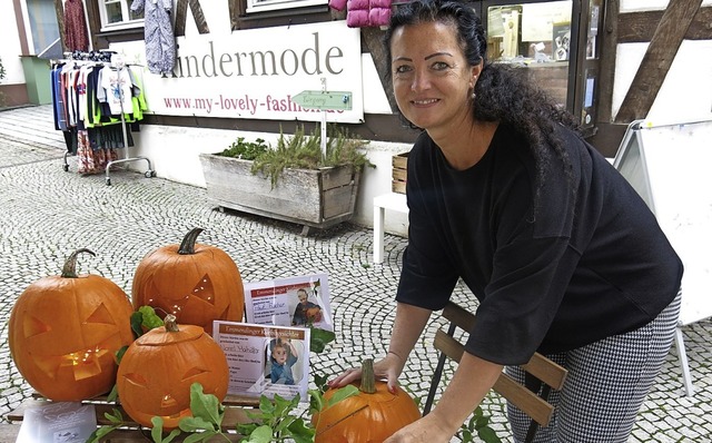 Alexandra Padelat von der Gruppe &#822...em Ergebnis der Kribisschnitzaktion.   | Foto: Georg Vo