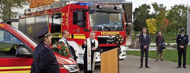 Pfarrer Oliver Wehrstein und Dekan Ste...itte, von links) segnen die Fahrzeuge.  | Foto: Michael Haberer