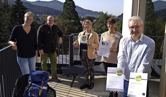 Ulrike Wei (von links), Philipp Hle...bergabe des Deutschen Wanderverbandes.  | Foto: Zweitlerland Tourismus