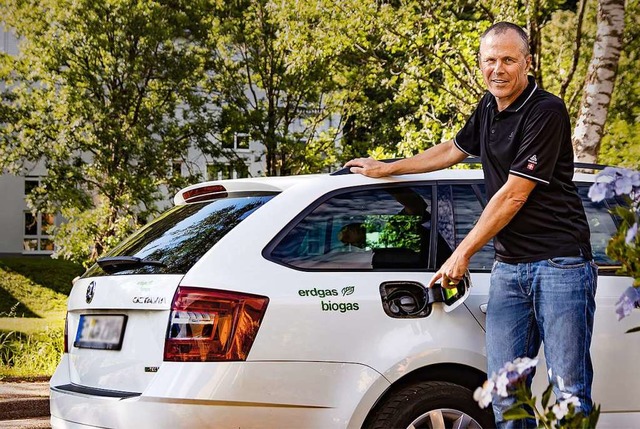 Carsten Wangnick betreibt seinen Skoda mit Bio-Erdgas.  | Foto: Gerd Lache