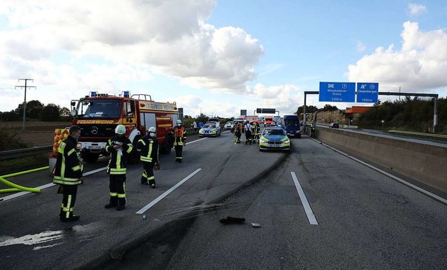 Rettungskrfte an der Unfallstelle auf der Autobahn 66 in Hofheim/Taunus  | Foto: - (dpa)