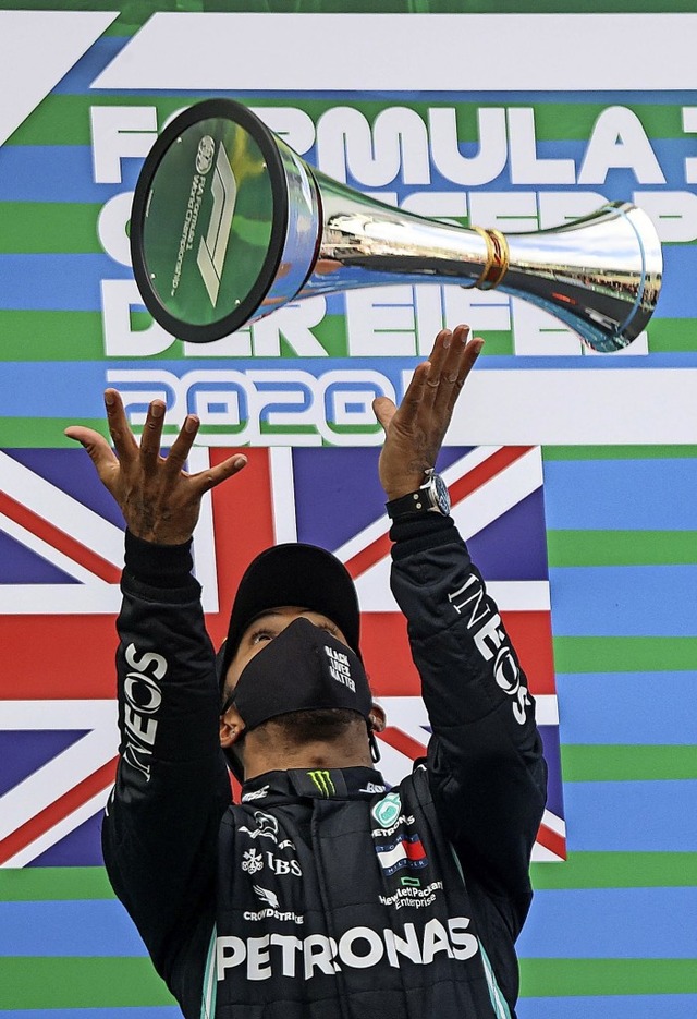 Vertrauter Anblick: Formel-1-Pilot Lewis Hamilton in Siegerlaune.  | Foto: WOLFGANG RATTAY (AFP)