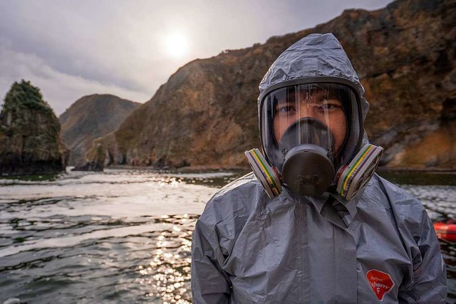 Ein Aktivist von Greenpeace mit Gasmaske auf der Halbinsel Kamtschatka  | Foto: Matvey Paramoshin