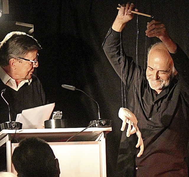 Bodo Primus (links) las J.P. Hebel mit dem  Marionettenspieler Daniel Clnin    | Foto: Martin Klabund
